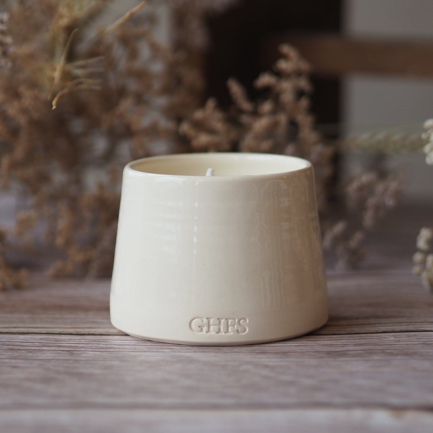Home refillable candle with flowers